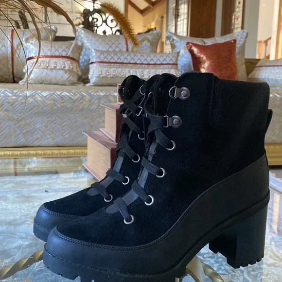 Woman lace up uggs boots - Picture 16 of 17